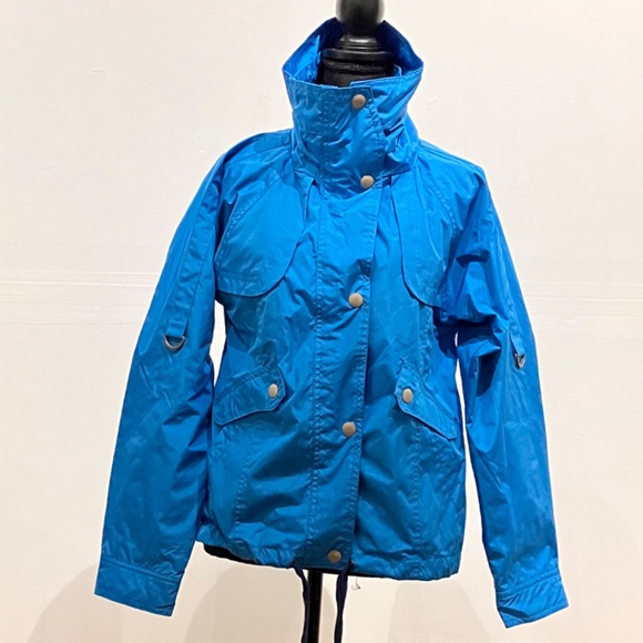 Pink envelopes, Crillion, blue windbreaker jacket - Picture 7 of 15